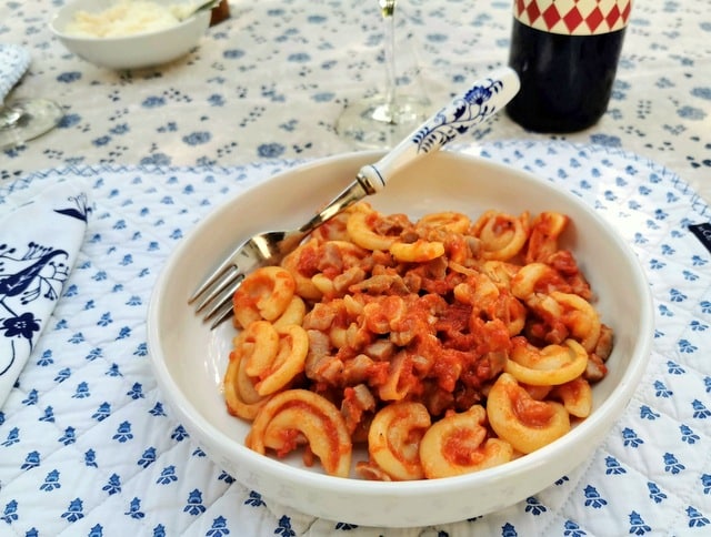 Dischi volanti (messicani) with prosciutto ragu