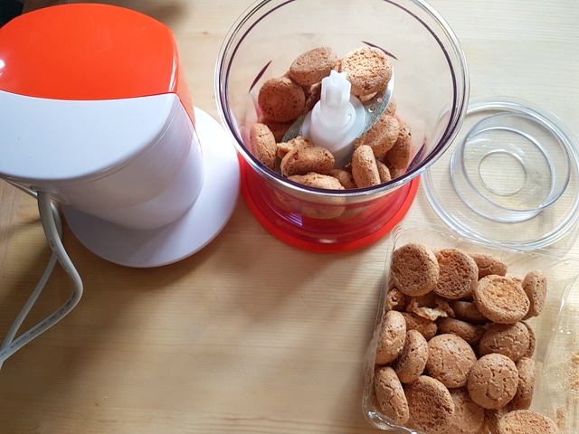 amaretti biscuits in food processor