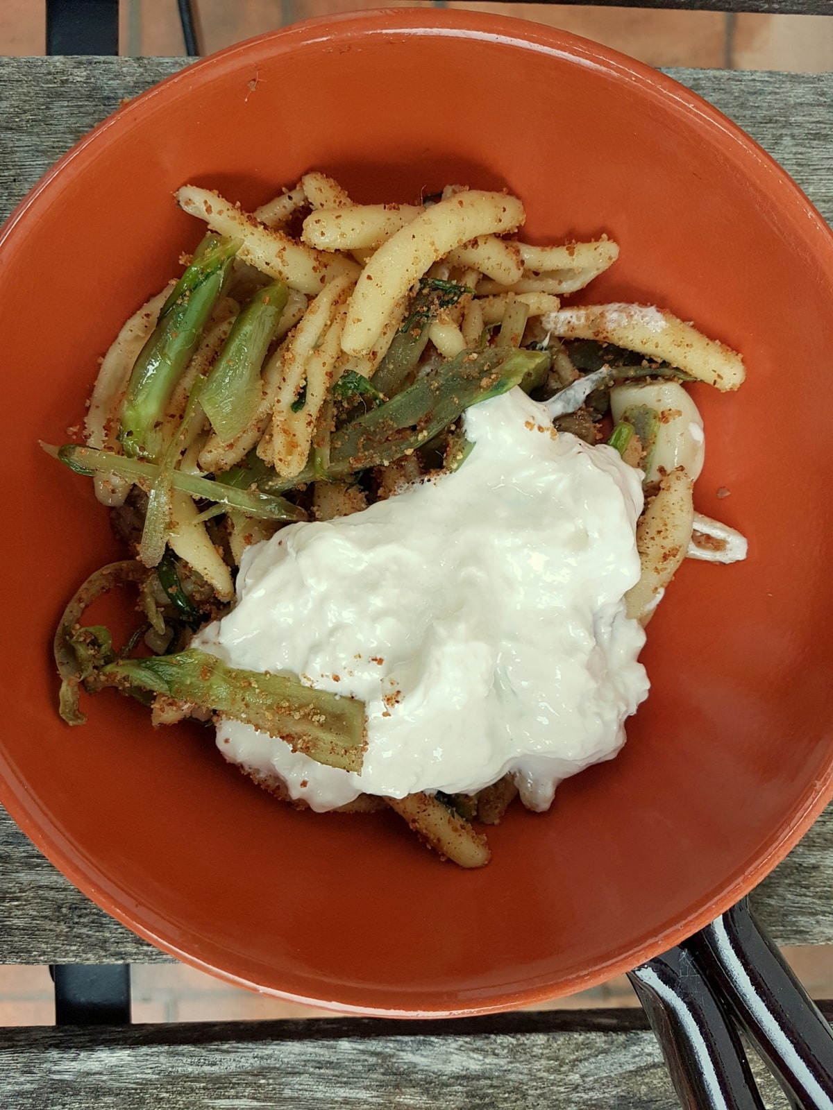 Puntarelle pasta with burrata in a dish.