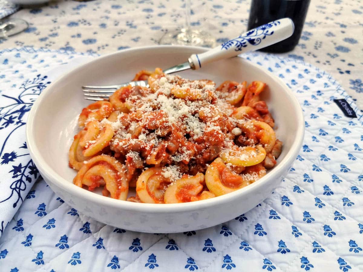 Prosciutto ragu with pasta