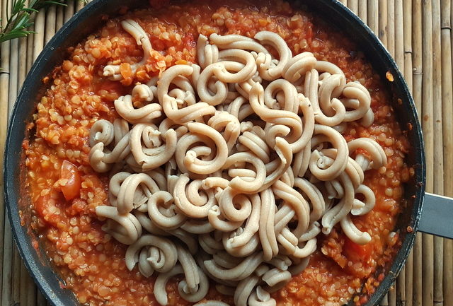 Red lentil ragu with whole-wheat intrecci pasta