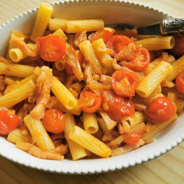 Rigatoni pasta with shallots and guanciale.