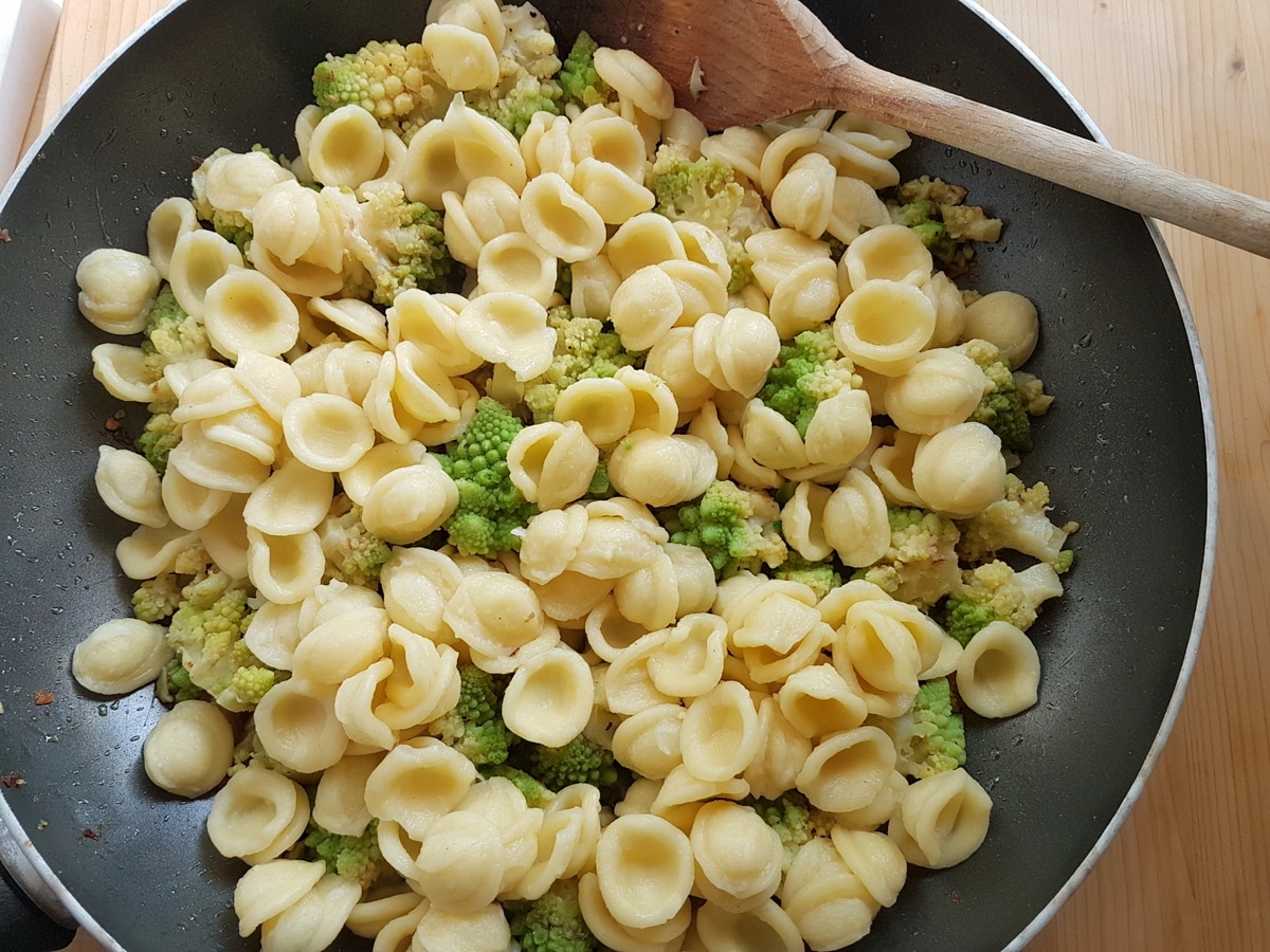 Pasta and Romanesco broccoli in a pan.