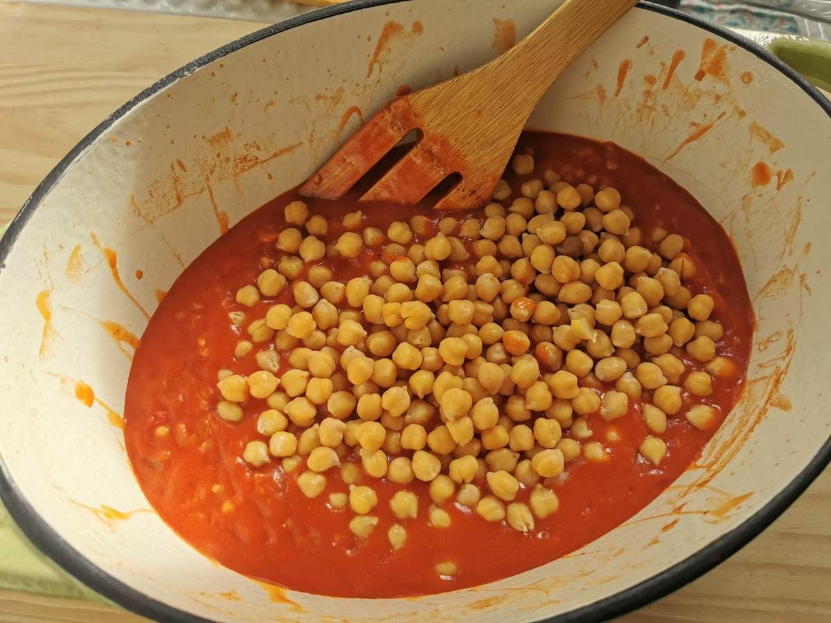 Chickpeas added to fregola, tomatoes and broth in Dutch oven.