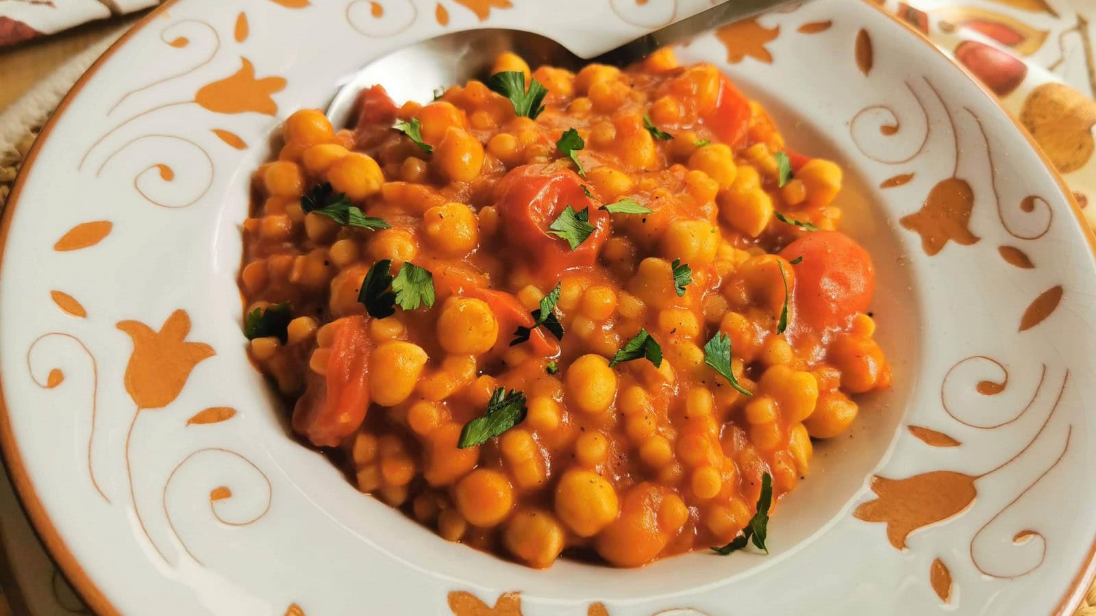 Easy fregola sarda with chickpeas and tomato.