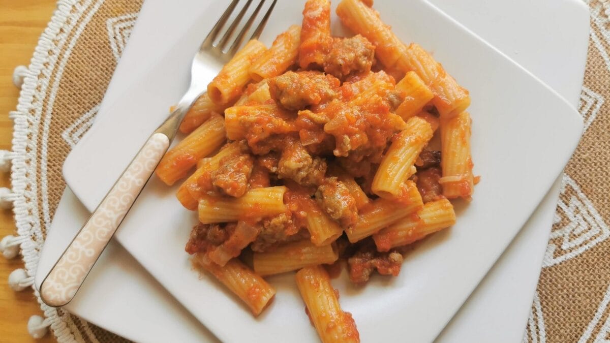 Sausage rigatoni pasta alla zozzona recipe from Rome.