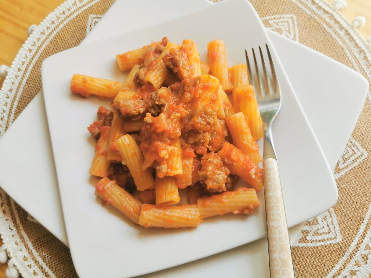 Sausage rigatoni pasta alla zozzona recipe from Rome.