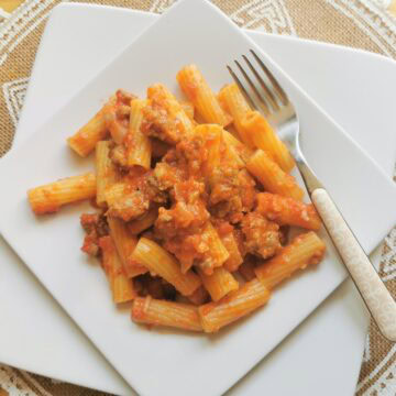 Sausage rigatoni pasta alla zozzona recipe from Rome.