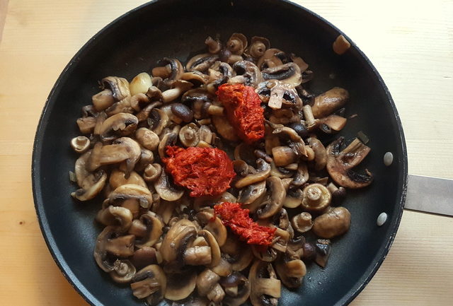 Senatore Cappelli organic whole wheat pasta with Nduja and mushrooms 