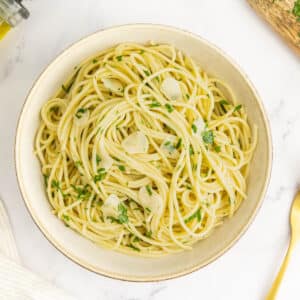 Spaghetti aglio e olio in a bowl