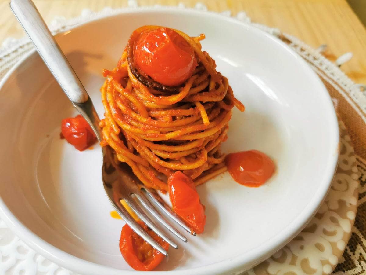 Spaghetti all’assassina assassin’s spaghetti in a bowl.