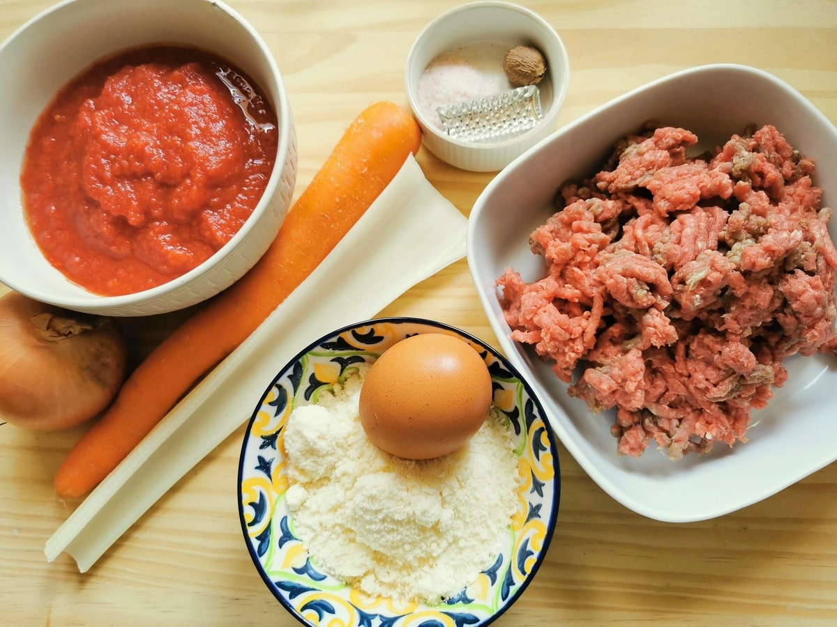 Ingredients for tomato sauce and meatballs for chitarra alla teramana.