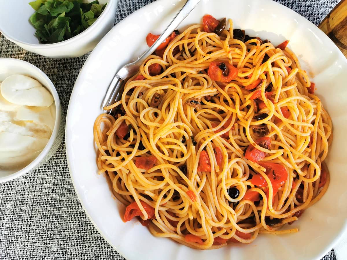 Ready spaghetti alla checca in large serving bowl.