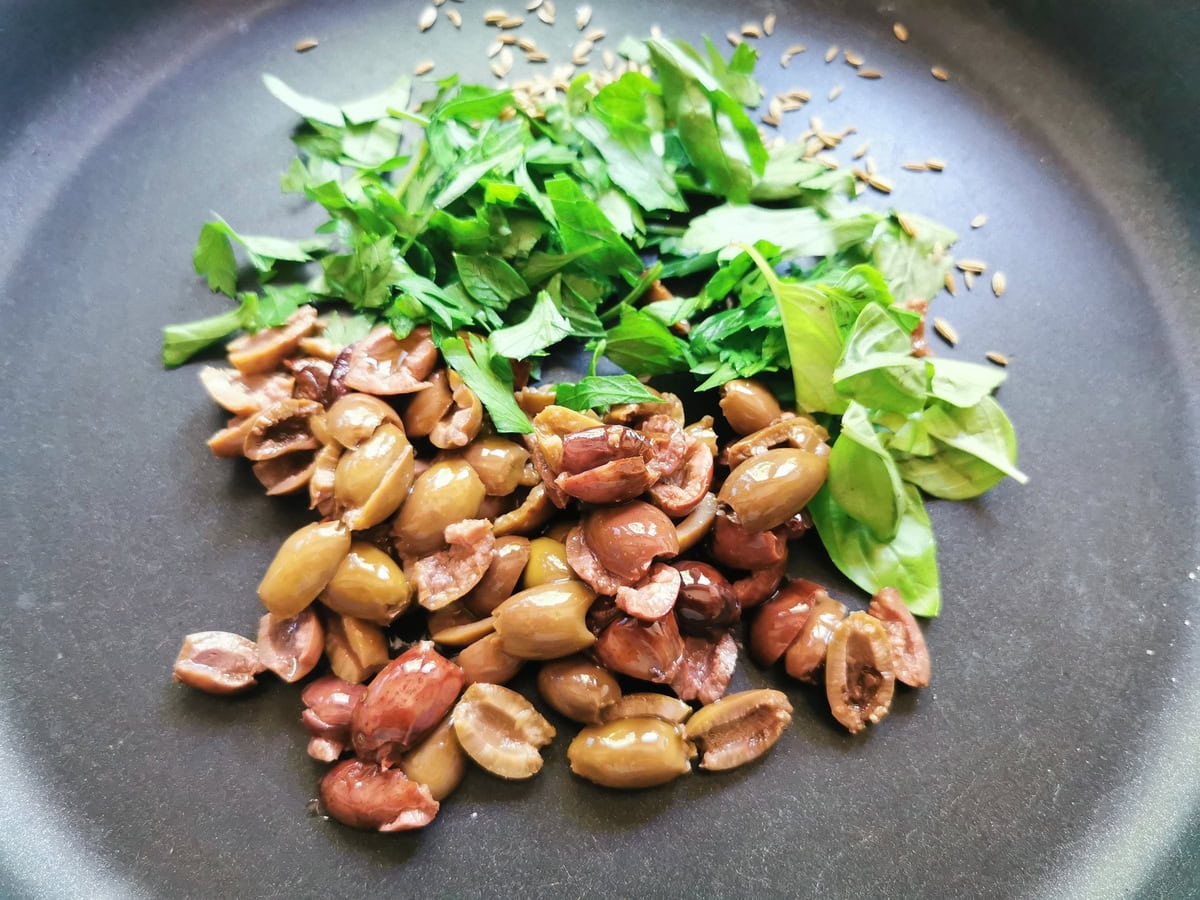 Olives, fennel seeds, fresh parsley and basil in large skillet.