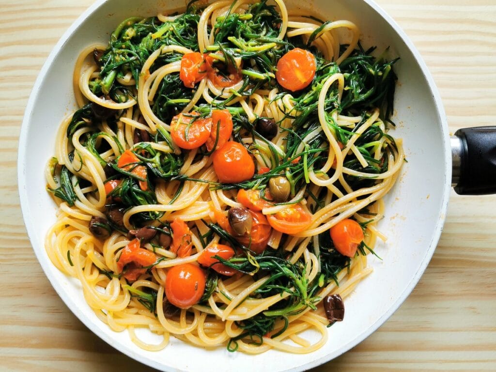 Spaghetti with Agretti in a pan