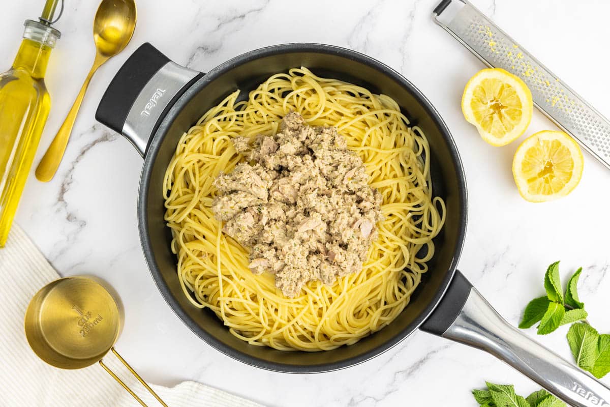 Tuna with spaghetti pasta in a large pan