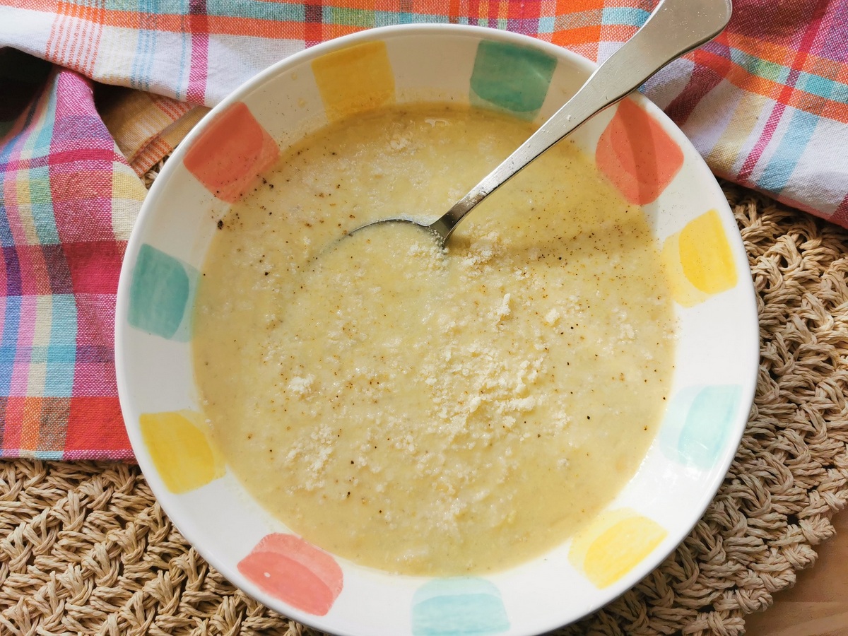 Italian stracciatella alla Romana soup recipe with pastina.