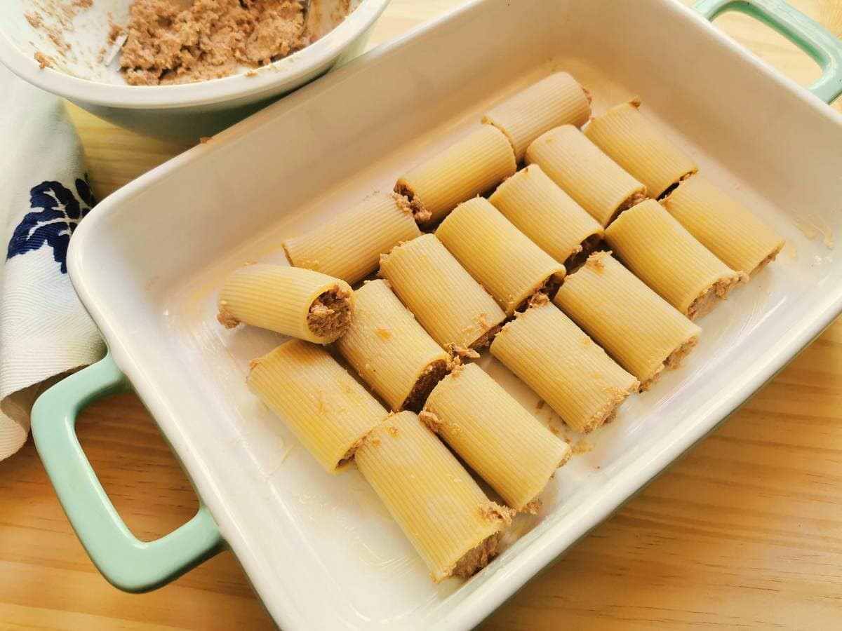 Stuffed paccheri in a baking dish.