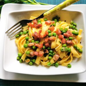 tagliatelle pasta with fresh peas and pancetta