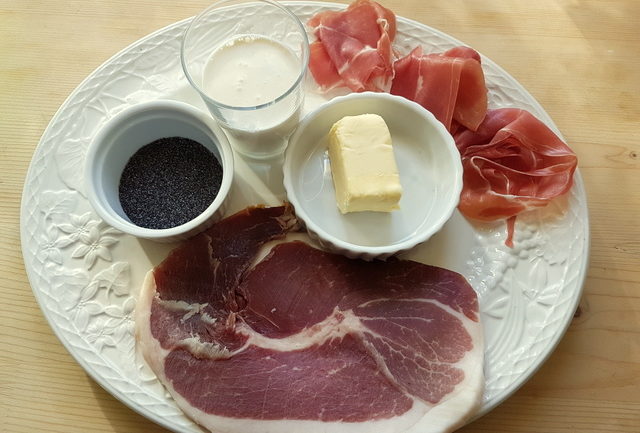 Ingredients for Tagliolini al prosciutto di San Daniele with poppy seeds 