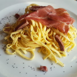 Tagliolini al prosciutto di San Daniele with poppy seeds