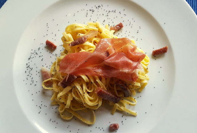 Tagliolini al prosciutto di San Daniele with poppy seeds