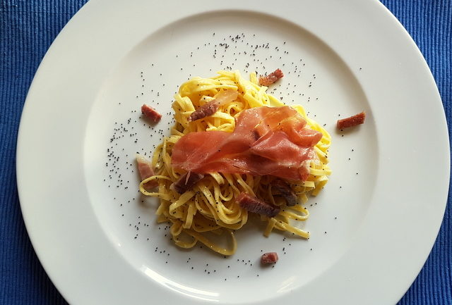 Tagliolini al prosciutto di San Daniele with poppy seeds 