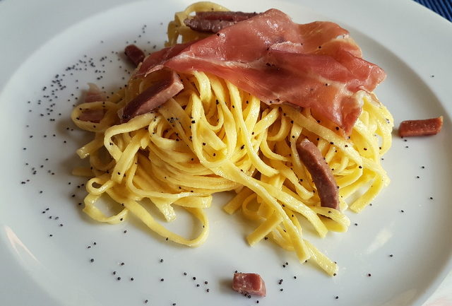 Tagliolini al prosciutto di San Daniele with poppy seeds 