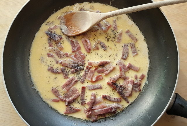 sauce in frying pan for Tagliolini al prosciutto di San Daniele