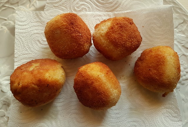 Tagliolini pasta arancini (croquettes) 