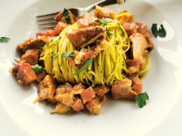Tagliolini pasta with chanterelle mushrooms and speck.