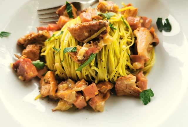 spinach tagliolini pasta with chanterelle mushrooms and speck