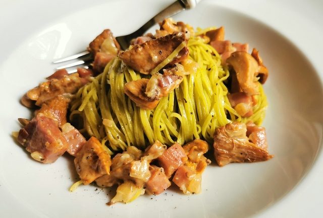 spinach tagliolini pasta with chanterelle mushrooms and speck