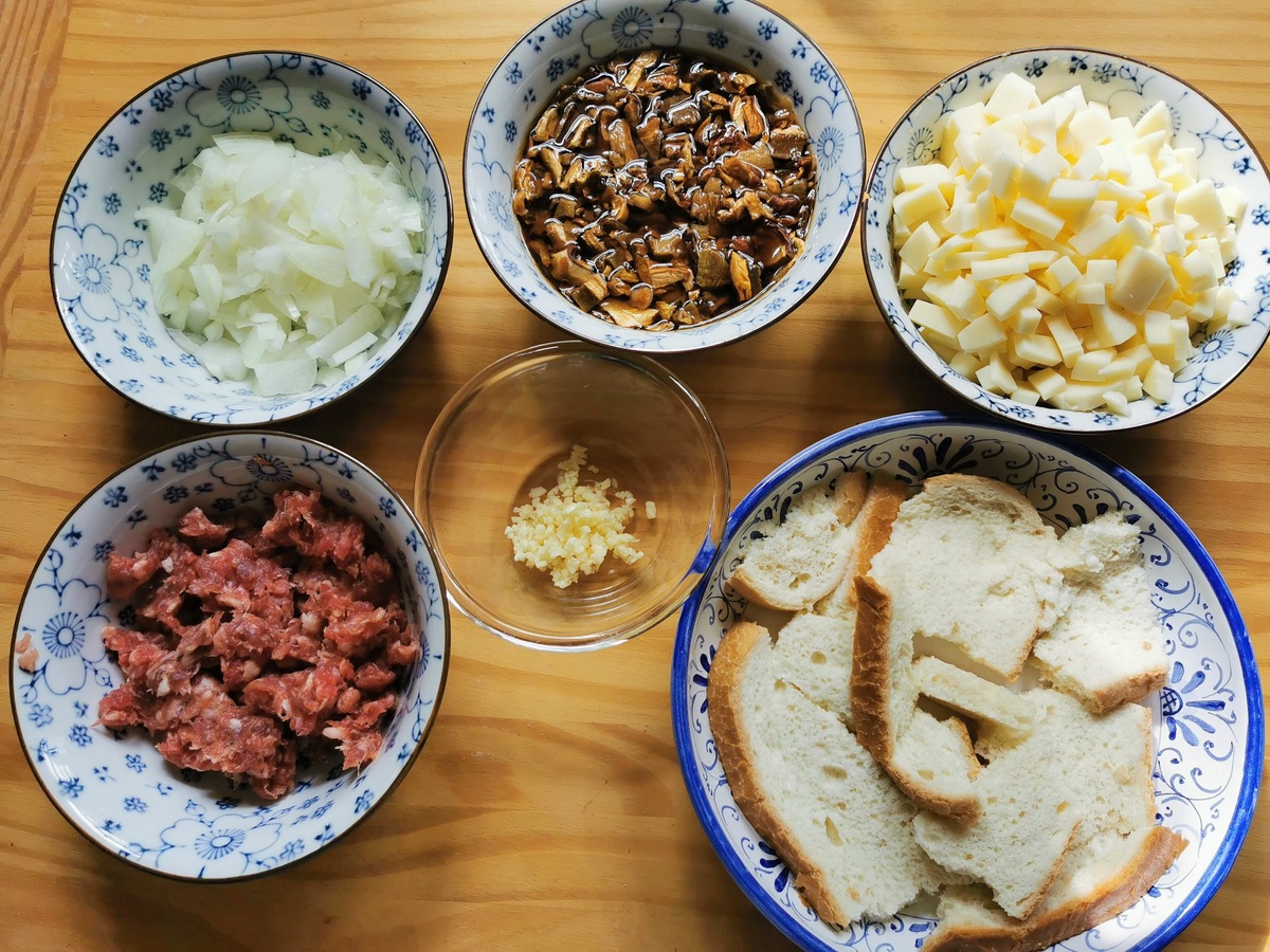 Prepared ingredients for ziti alla lucana in small blue and white bowls.