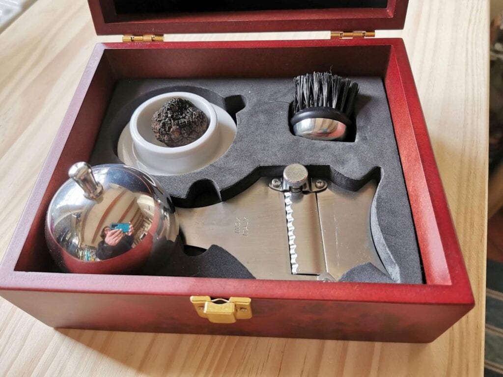 Truffle shaver/serving set in wooden box