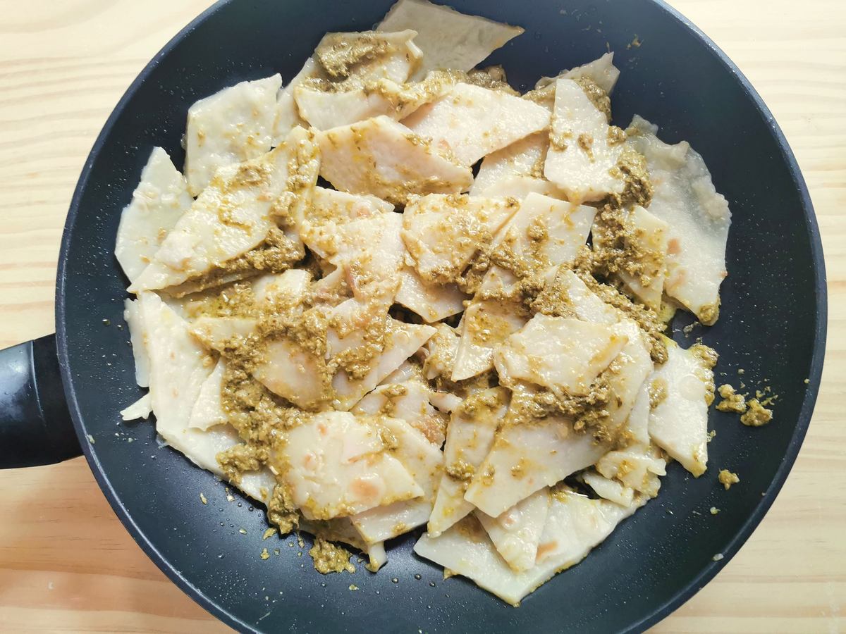 Step 6. Boiled testaroli in skillet with pesto sauce.