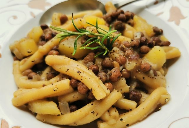 Umbrian wild pea soup with casarecce pasta