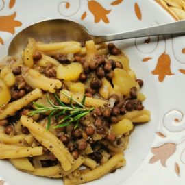 Umbrian wild field pea soup with casarecce pasta