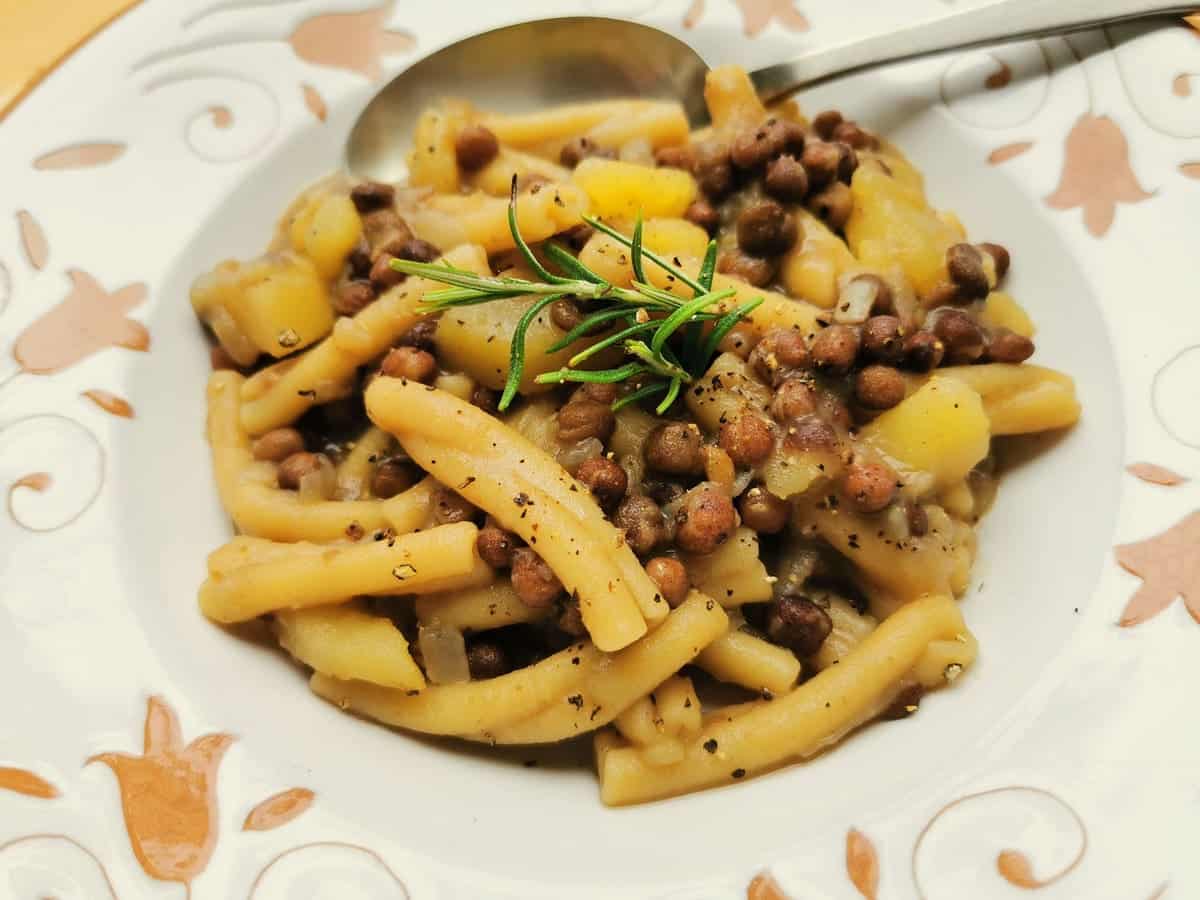 Umbrian wild pea soup with casarecce pasta.