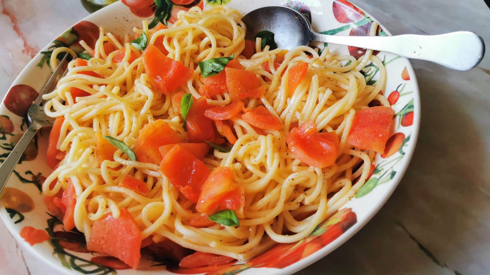 Vegan fresh tomato and garlic spaghetti alla Maratea.