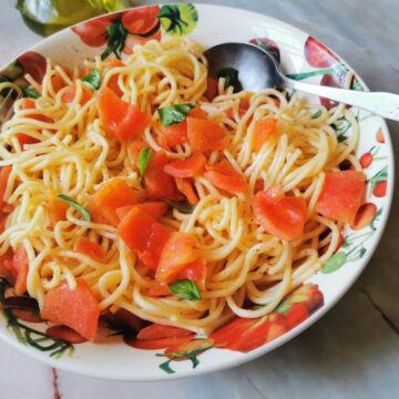 Vegan fresh tomato and garlic spaghetti alla Maratea