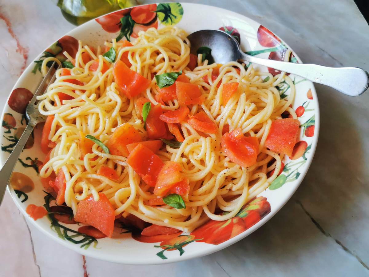 Vegan fresh tomato and garlic spaghetti alla Maratea.