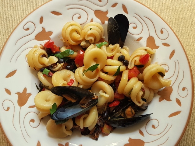 Vesuvio pasta with mussels and black beans