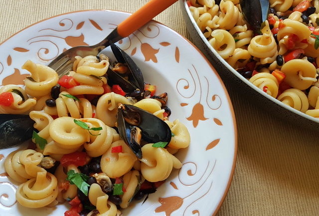 Vesuvio pasta with mussels and beans 