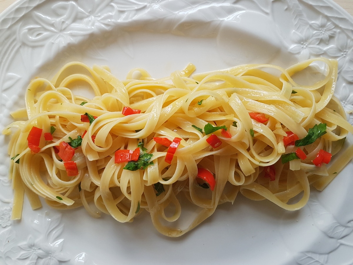 Pasta Aglio, Olio, e Peperoncino garnished with parsley.