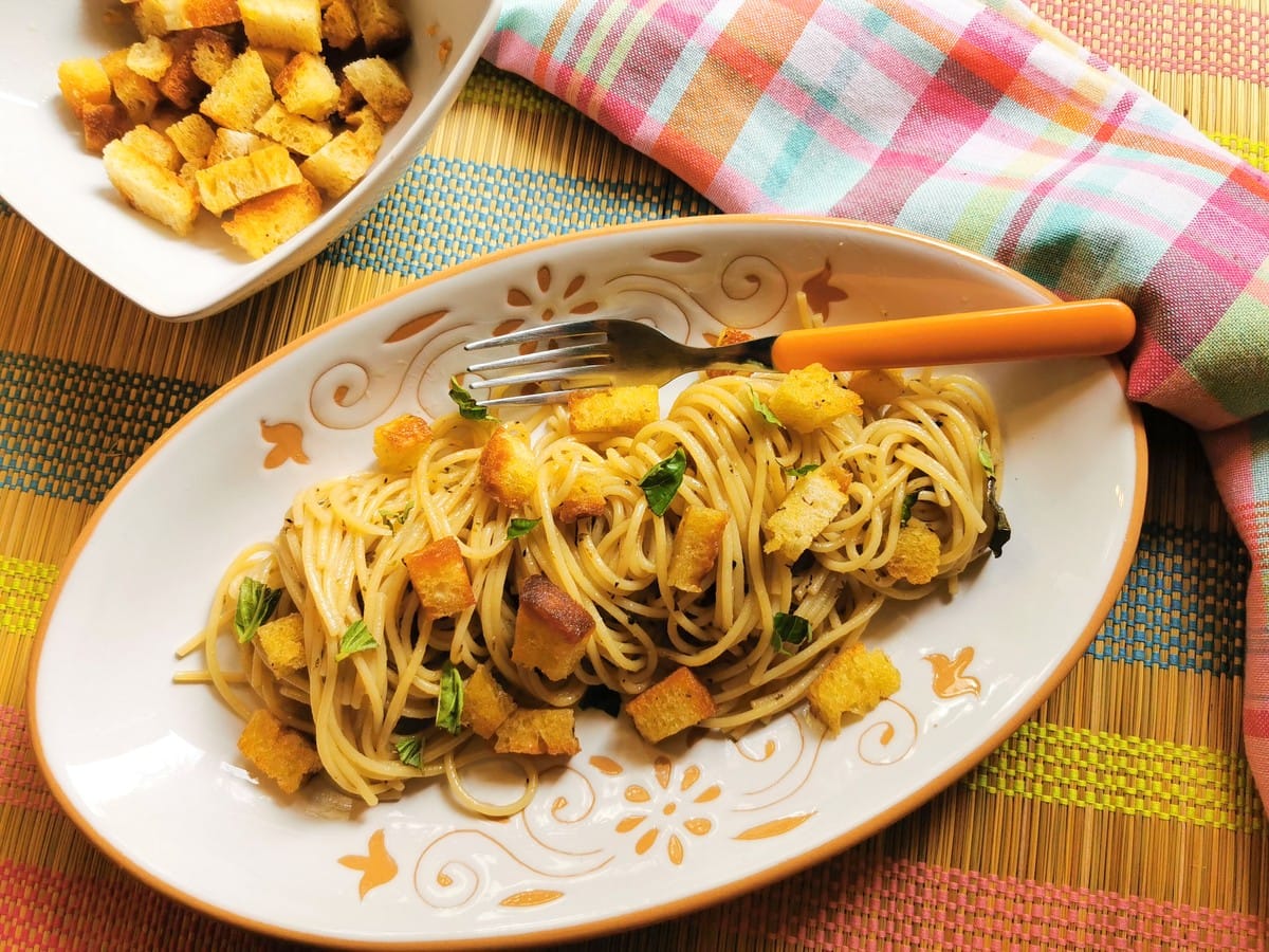 Anchovy pasta garnished with croutons. 