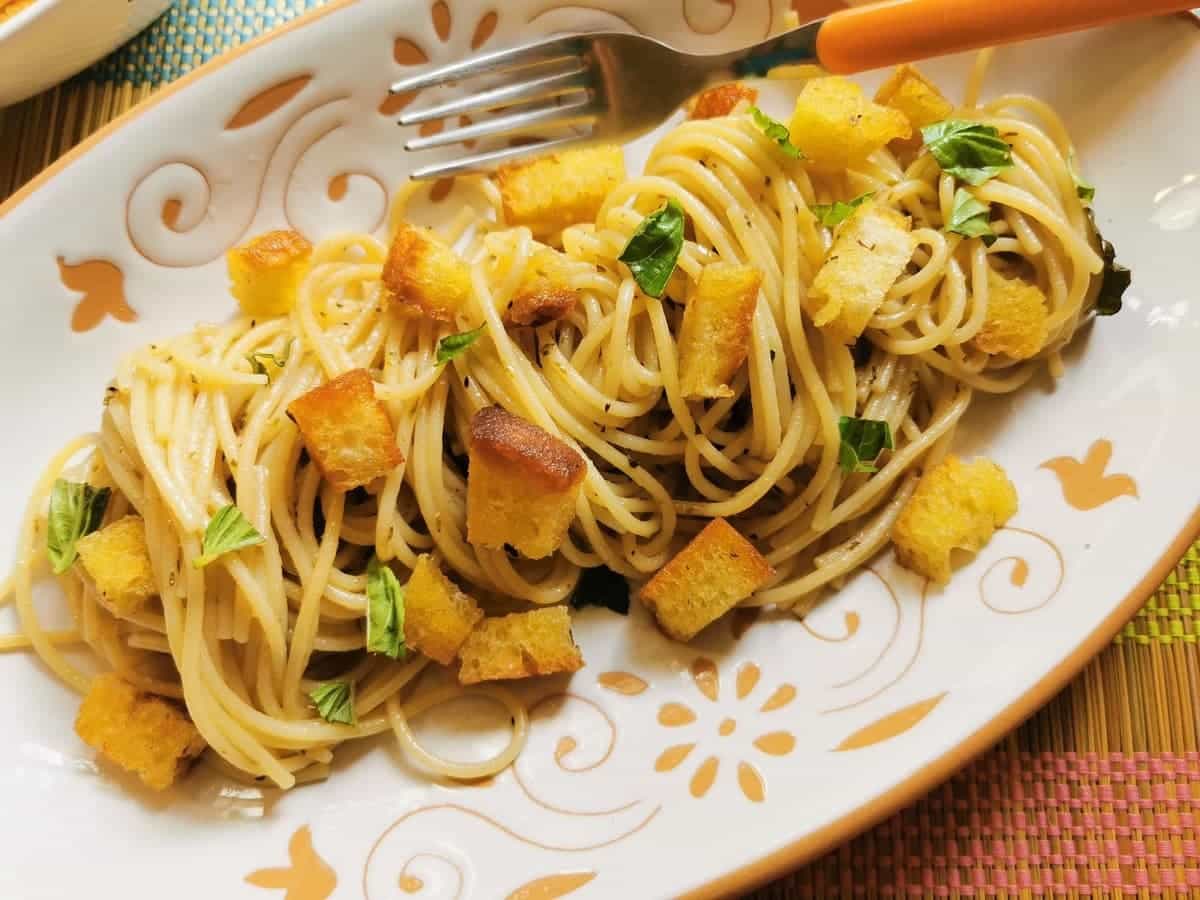 Anchovy pasta from Naples (spaghetti alla Gennaro)