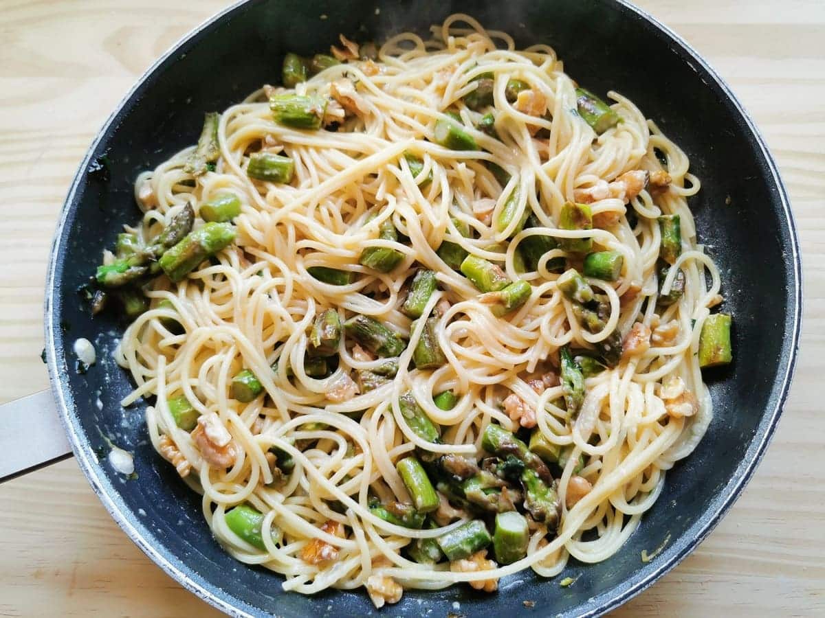 Asparagus pasta with walnuts recipe from Marche