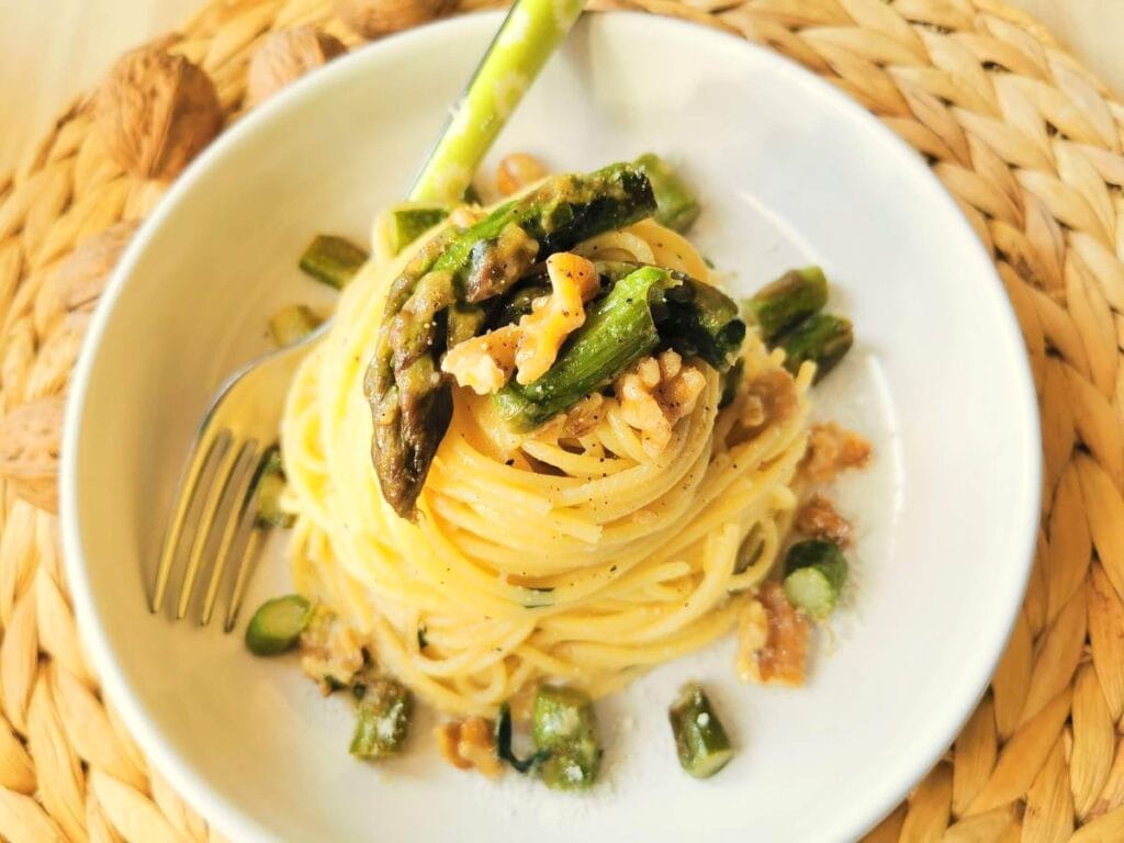 Asparagus pasta with walnuts recipe from Marche