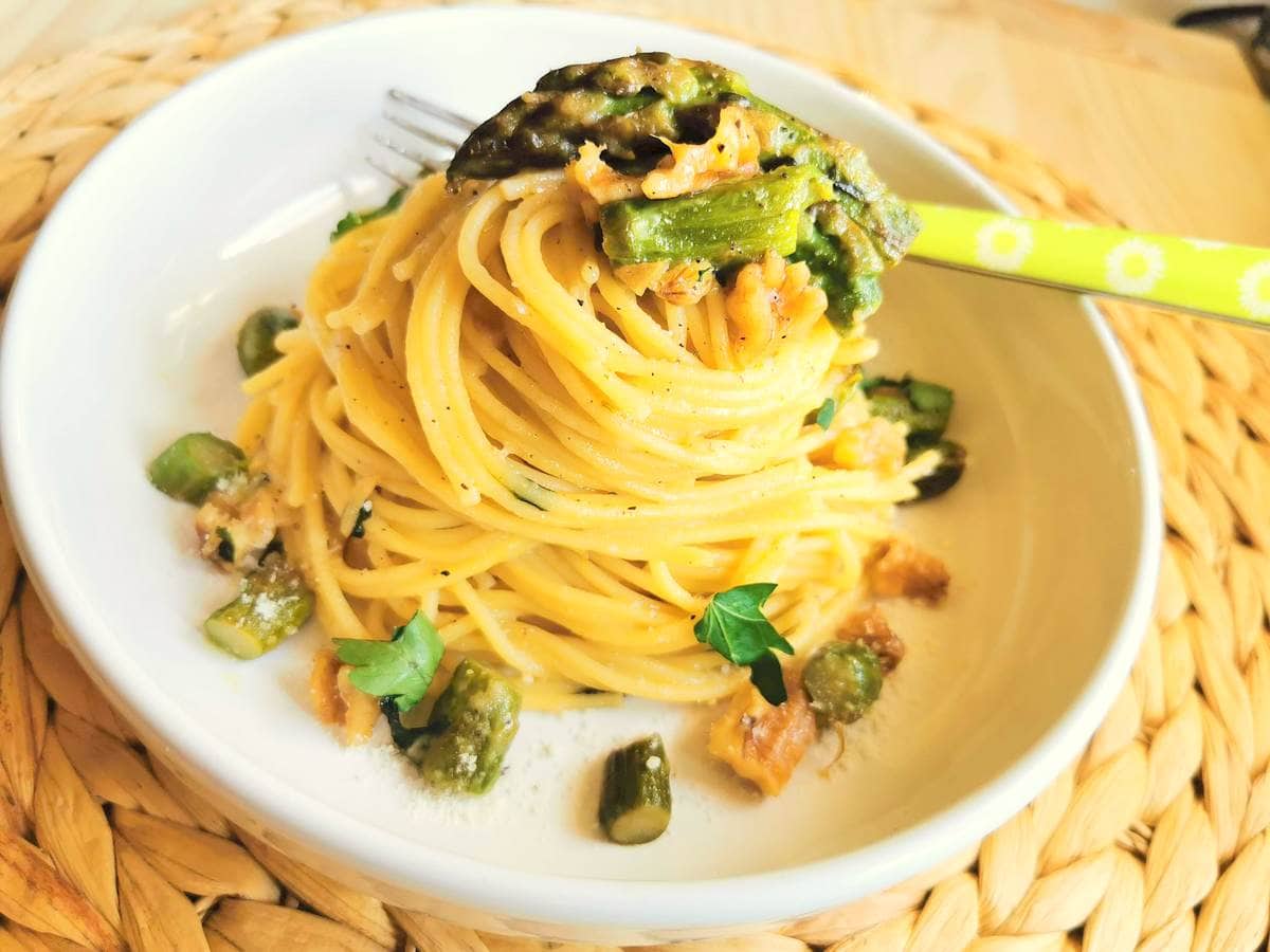 Spaghetti with asparagus and walnuts.